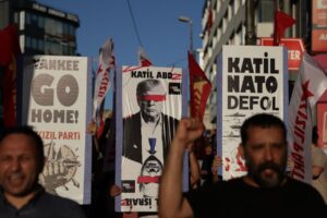 Sol grupların Türkiye’de NATO karşıtı protestolar düzenlemesi nedeniyle 100’den fazla kişi gözaltına alındı